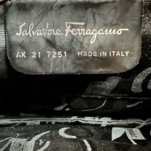 🌟FINAL🌟 1980s Vintage Ferragamo Heavy Brown Leather Shoulder Bag. - Picture 9 of 14